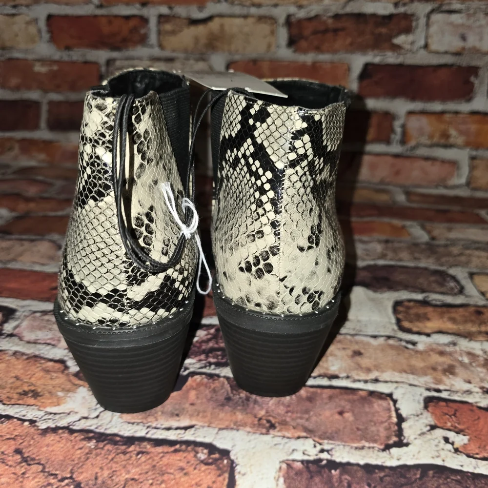 Universal Thread Black and Cream Snake Print Ankle Boots Size 7